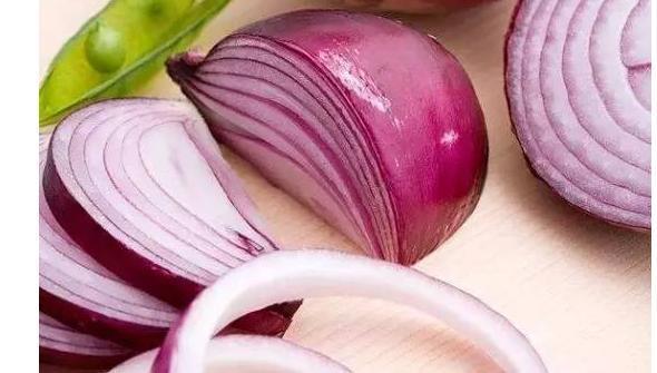 40岁妇女天天煮洋葱给家里人吃, 半个月后, 全家身体出现惊喜变化