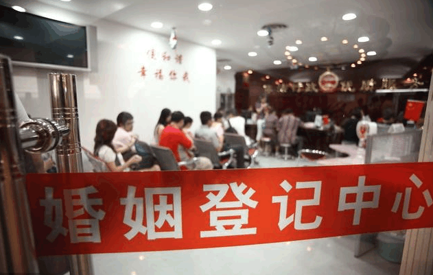 黑人新郎新婚当晚突然离世, 新娘回到娘家, 父母却说他活该!
