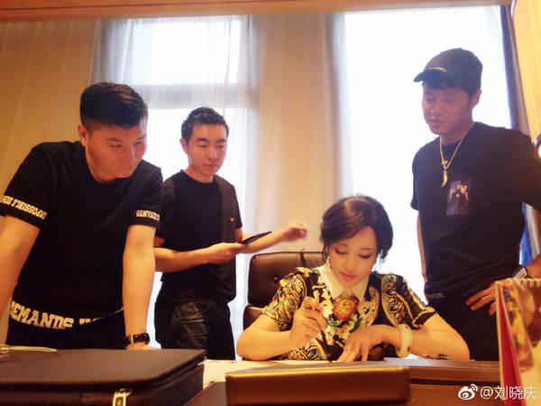 刘晓庆练书法捂胸口, 网友: 手上的大玉镯子又抢镜了