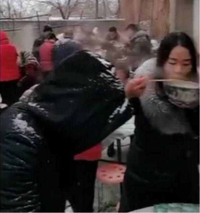 农村酒席遇上大雪天, 美女的吃相也是拼了!
