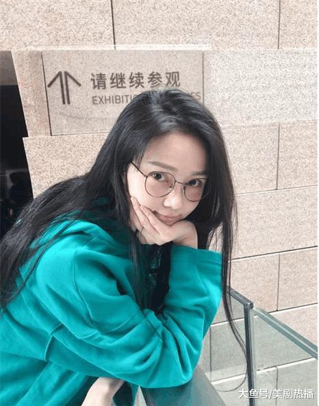 《奔跑吧》惊现美丽的红衣小姐姐, 全场没说几句话! 到底什么来路