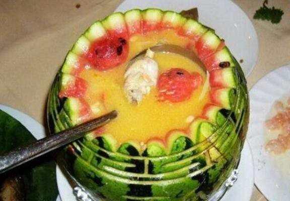 男子抱来重80斤的西瓜挖掉瓜瓤, 引起众人围观, 最后却感到惊喜