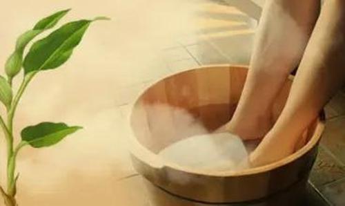 三伏天, 他用盐水泡脚, 坚持一礼拜, 身体出现奇妙变化!