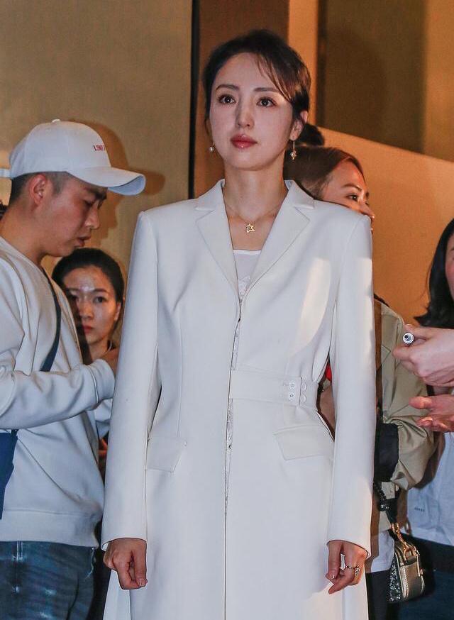 高云翔事件现转机? 董璇首次现身满脸心事, 眼睛红肿似哭过! 心疼