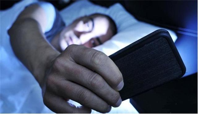 经常熬夜晚上玩手机的你, 注意这几大点了吗? 得赶紧重视!