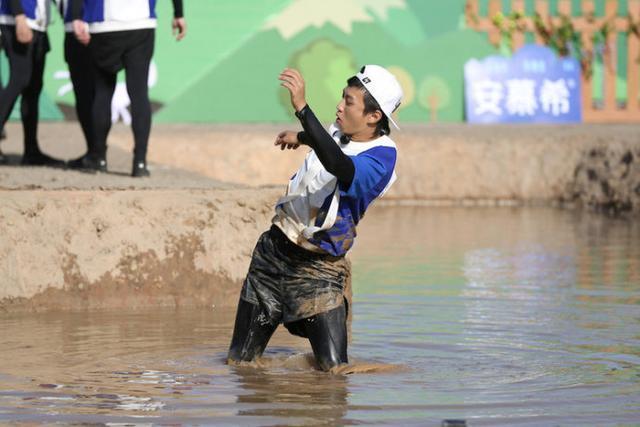 邓超跪谢工作人员被嘲作秀? 明星到底能不能在节目中真性情?