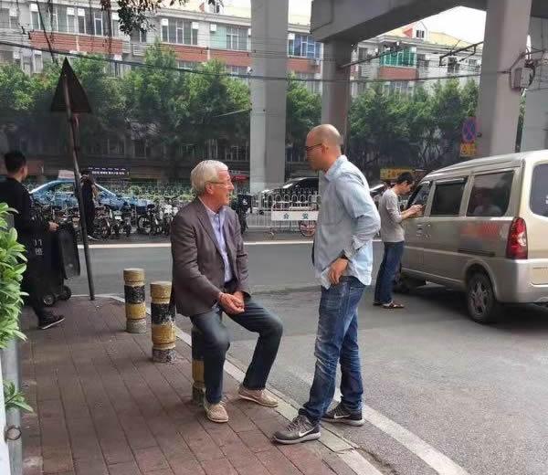 走累了坐一坐！国足主帅里皮出现