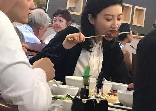 景甜熬夜撸串成瘾? 但她的素颜照样吊打娱乐圈一半女星!