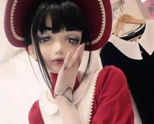 女子和洋娃娃一模一样, 成为世界上第一个洋娃娃时装模特