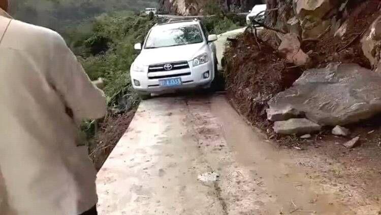 老司机开车在悬崖行走, 细看让人双腿发软, 稍有不慎就会丢了小命