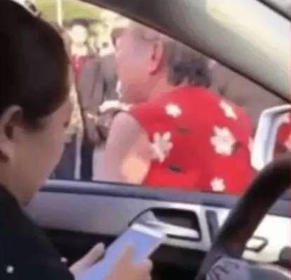 老人怒骂女司机: 你这破车能值多少钱, 信不信我找人 给你砸了