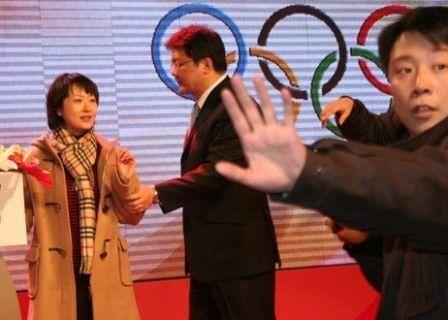 他曾是央视名嘴敢于“实话实说”, 因妻子当众爆丑闻从此一落千丈