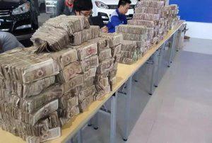 顾客携“十几万元”钱币到车店买车, 结果工作人员表情亮了