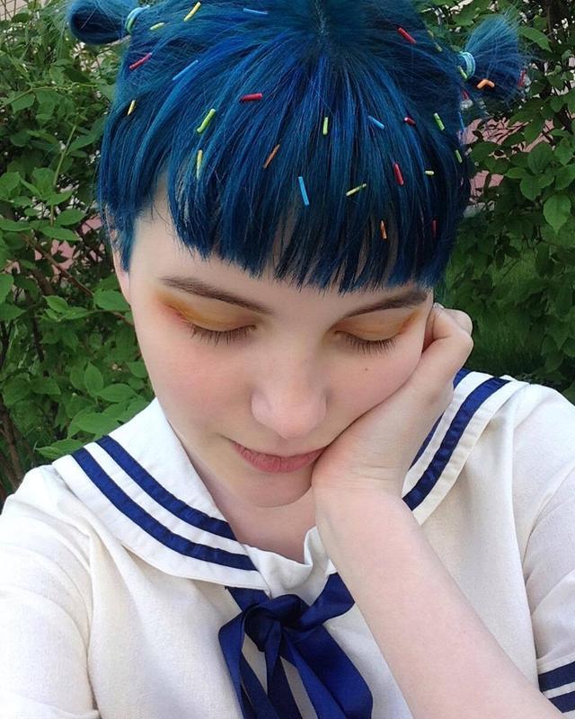 18岁网红少女, 她的发型一星期换一次!