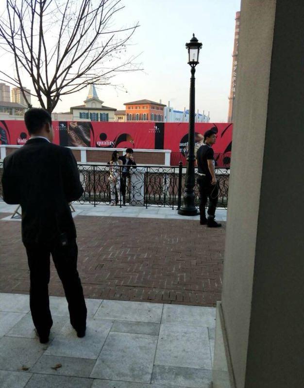 颖儿产女后与老公付辛博补拍婚纱照 两人亲密依偎好甜蜜