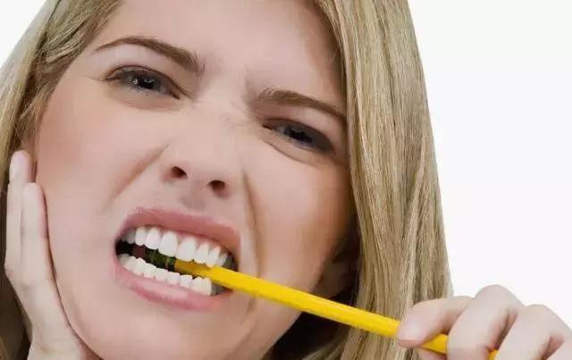 不管以前喝不喝酒, 睡觉时如有这3个症状, 建议你去查一查肝功能