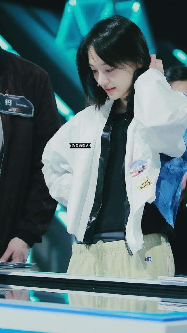 郑爽凭实力当团宠, 衣服上贴满队员们的贴纸, 她真的很爱梦之队!