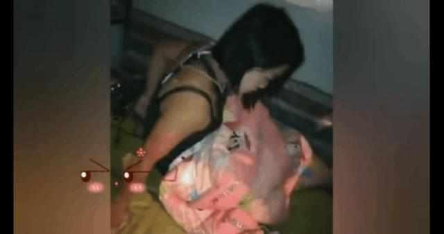 工地上的90后美女, 换个衣服都只能躲被子里, 网友: 真的太小了!