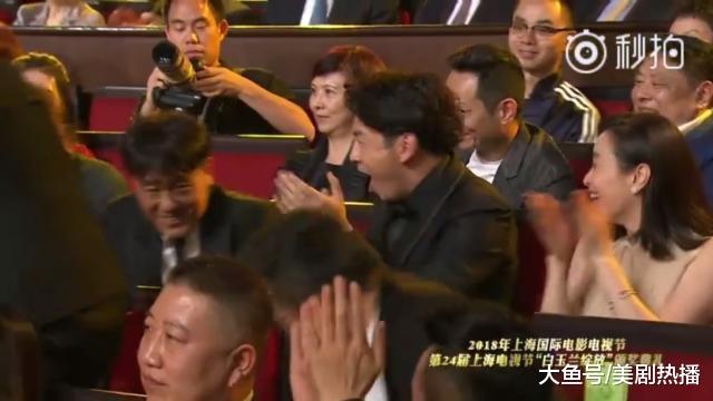 马伊琍何冰获得白玉兰最佳男女主角, 台下的他一个小表情泄露心情