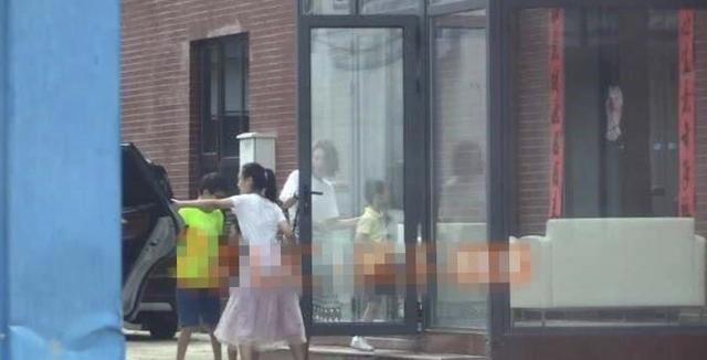 网传王宝强恋情疑似曝光? 和一高挑女子送儿子回家, 散步至深夜