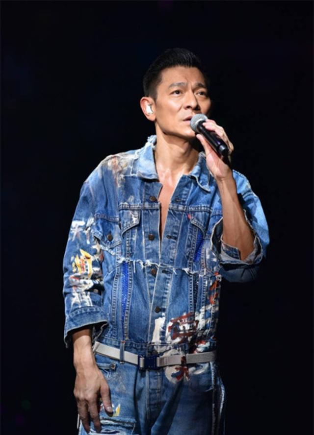 刘德华演唱会第14场, 因喉咙发炎选择停止, 57岁天王躹躬致歉!