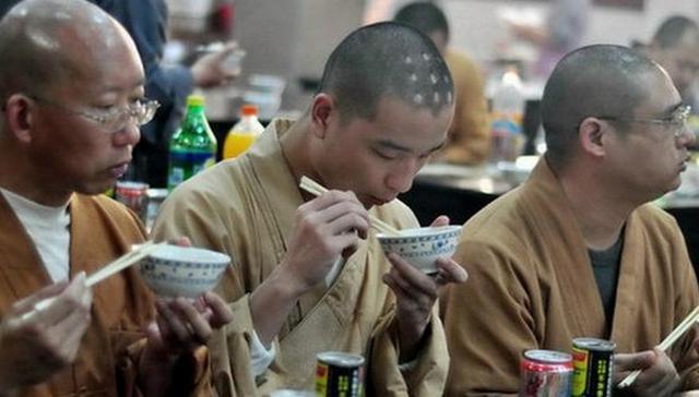 和尚也过年过节, 一到重要时刻满桌子大鱼大肉, 但并不违规