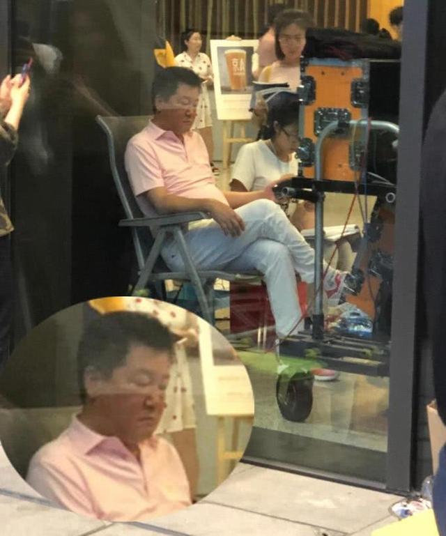赵宝刚新剧郑爽出演, 现场路透身形瘦小, 拍到天黑导演都累困了