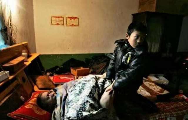 爸瘫痪妈跑了, 7岁男娃伺候爹吃喝拉撒, 每顿饭爷俩吃的这是啥!