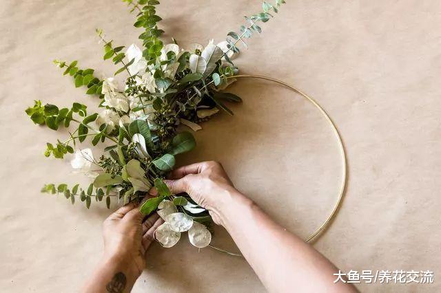 新手也能轻松制作的清新小花环, 悬挂在窗台上就太棒了