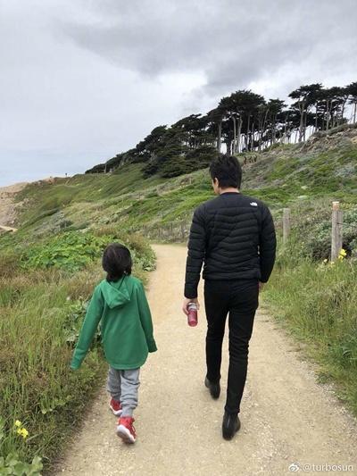 孙俪邓超分别带儿女出游 娘娘抢沙发吐槽邓超带娃