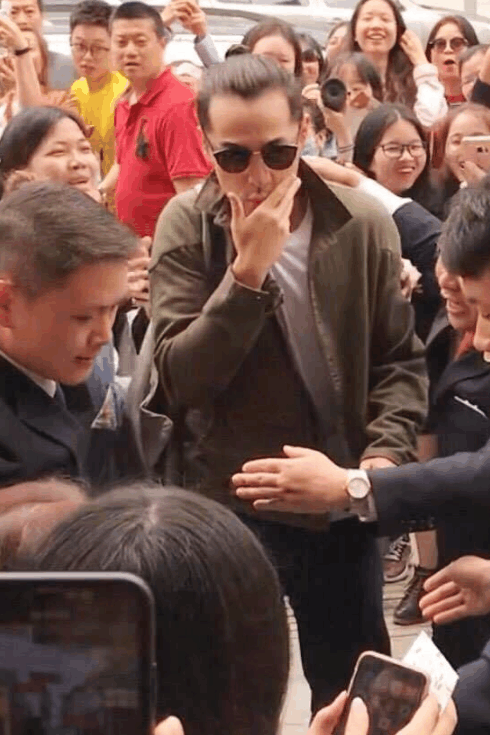 胡歌扎小辫现身, 心形发际线成亮点, 满脸痘印仍被大妈疯狂追捧