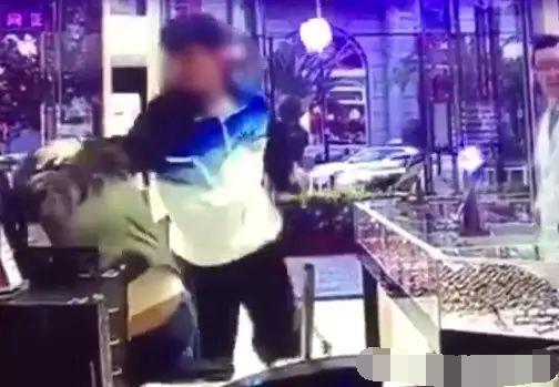 儿子嫌眼镜买的太便宜, 这样对自己的母亲, 旁边的店员都吓懵了