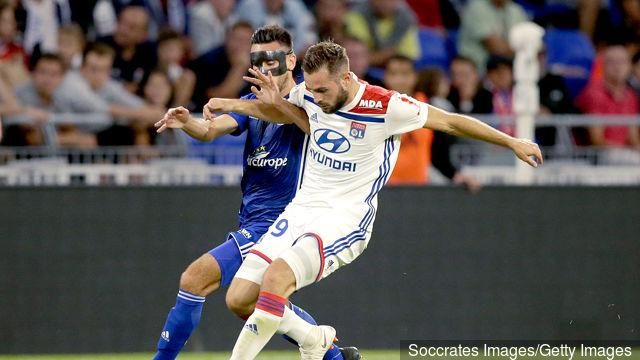 外媒《每日邮报》报道，因热刺球