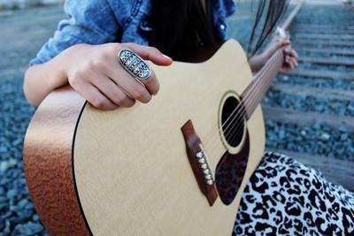 快乐的时候, 你听的是音乐。难过的时候, 你开始懂得了歌词