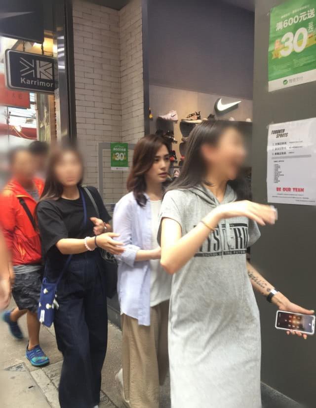 香港街头偶遇普通着装的阿娇, 路人镜头下依旧美的无可挑剔!