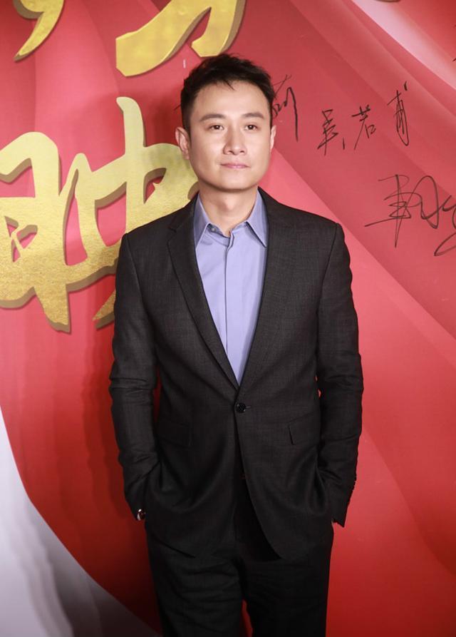 文章新发型亮相差点没被认出 网友: 这是要“从头开始”啊