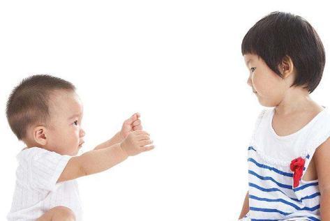 有二宝后, 大宝和谁睡合适? 和老人睡伤害最大, 这样睡大宝最幸福