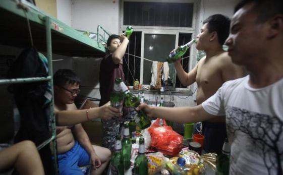18岁高中生深夜呕吐, 抢救无效死亡! 医生解释: 一个习惯害了他!