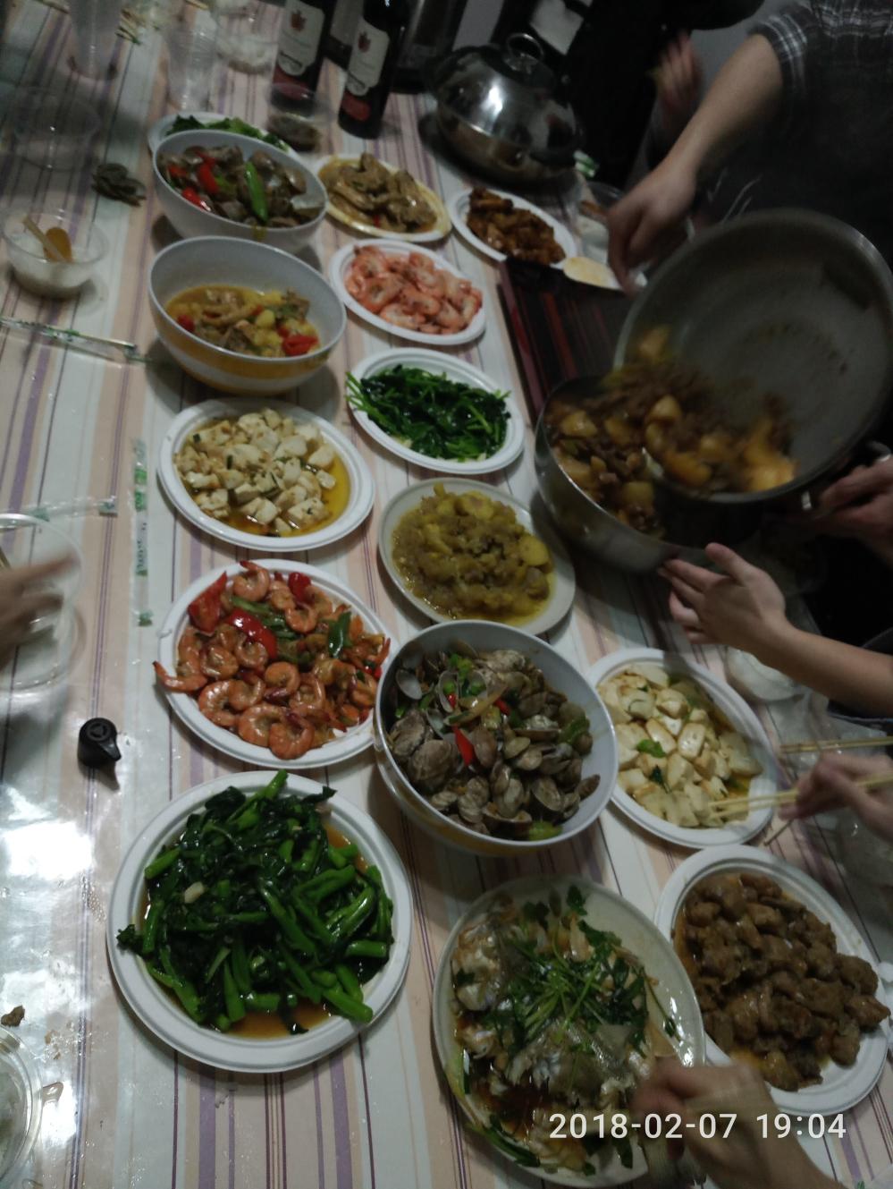 回家: 无论平时有多忙, 过年了回家看看他们吧