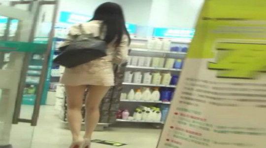 女子付账后欲离开却被保安拦下, 店员拿出监控后, 女子羞愧低头!