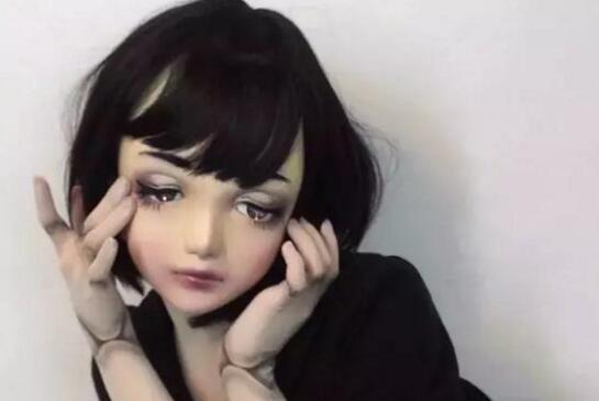 女子和洋娃娃一模一样, 成为世界上第一个洋娃娃时装模特