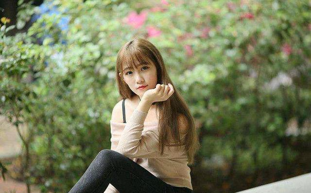 女生这4个暗示, 表示喜欢你, 别再错过了!