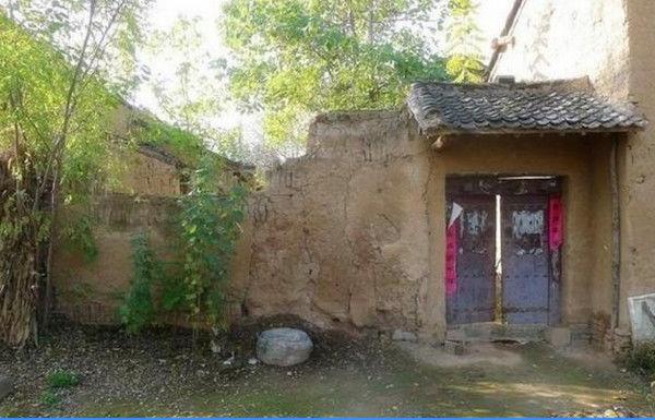 三个儿子成家住上了大房子 老人却住着茅屋没人管!