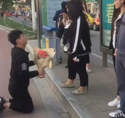 小伙手捧鲜花跪地上求婚, 女子的反应却是让人非常不解
