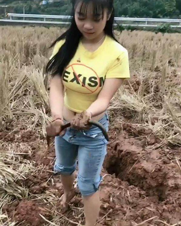 姑娘在田间土地发现异常, 结果下去检查后乐坏了