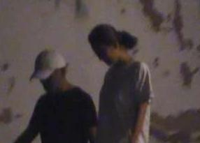 网传王宝强恋情疑似曝光? 和一高挑女子送儿子回家, 散步至深夜
