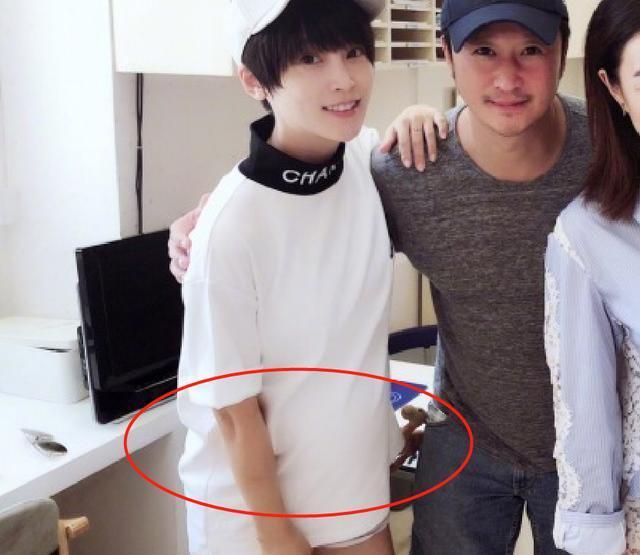 吴京陪谢楠去医院产检, 偶遇吴京的初恋, 谢楠发文皮了一下