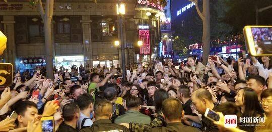 谢霆锋与张靓颖在成都吃火锅, 近千粉丝拥堵在店门口