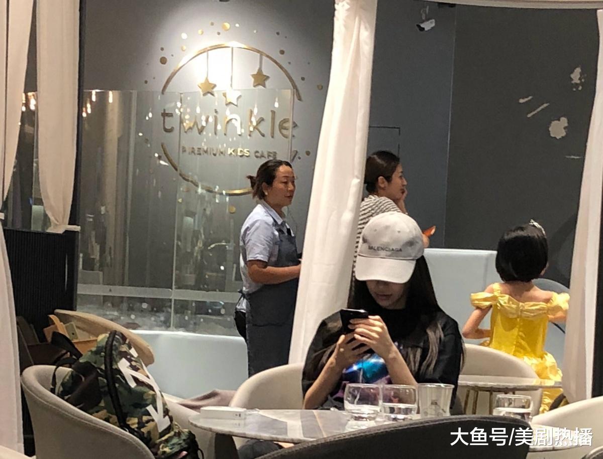 angelababy带娃又被偶遇, 网友: 虽然演技不行, 但确实是个好妈妈!