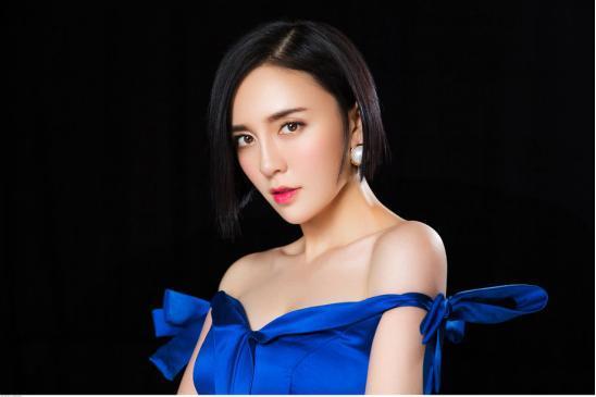 曾力挺李小璐的百变御姐吕佳容凌晨发割腕照片, 并发文怀念乔任梁